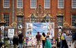 Prostor před Kensingtonským palácem zaplnily upomínkové předměty a přání k nedožitým 60. narozeninám princezny Diany