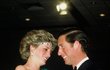 Diana si náhrdelník v roce 1985 na návštěvě Austrálie nasadila jako čelenku