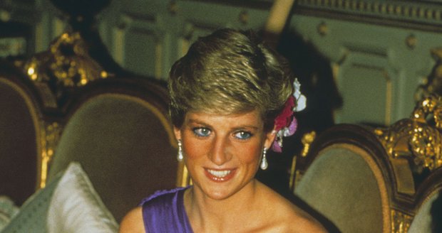 Princezna Diana v šatech z roku 1989.