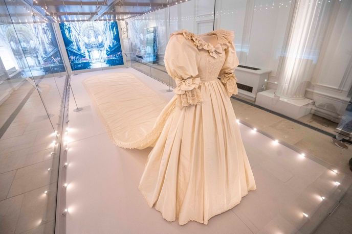 Svatební šaty princezny Diany je možné si až do ledna prohlédnout na výstavě v Kensingtonu