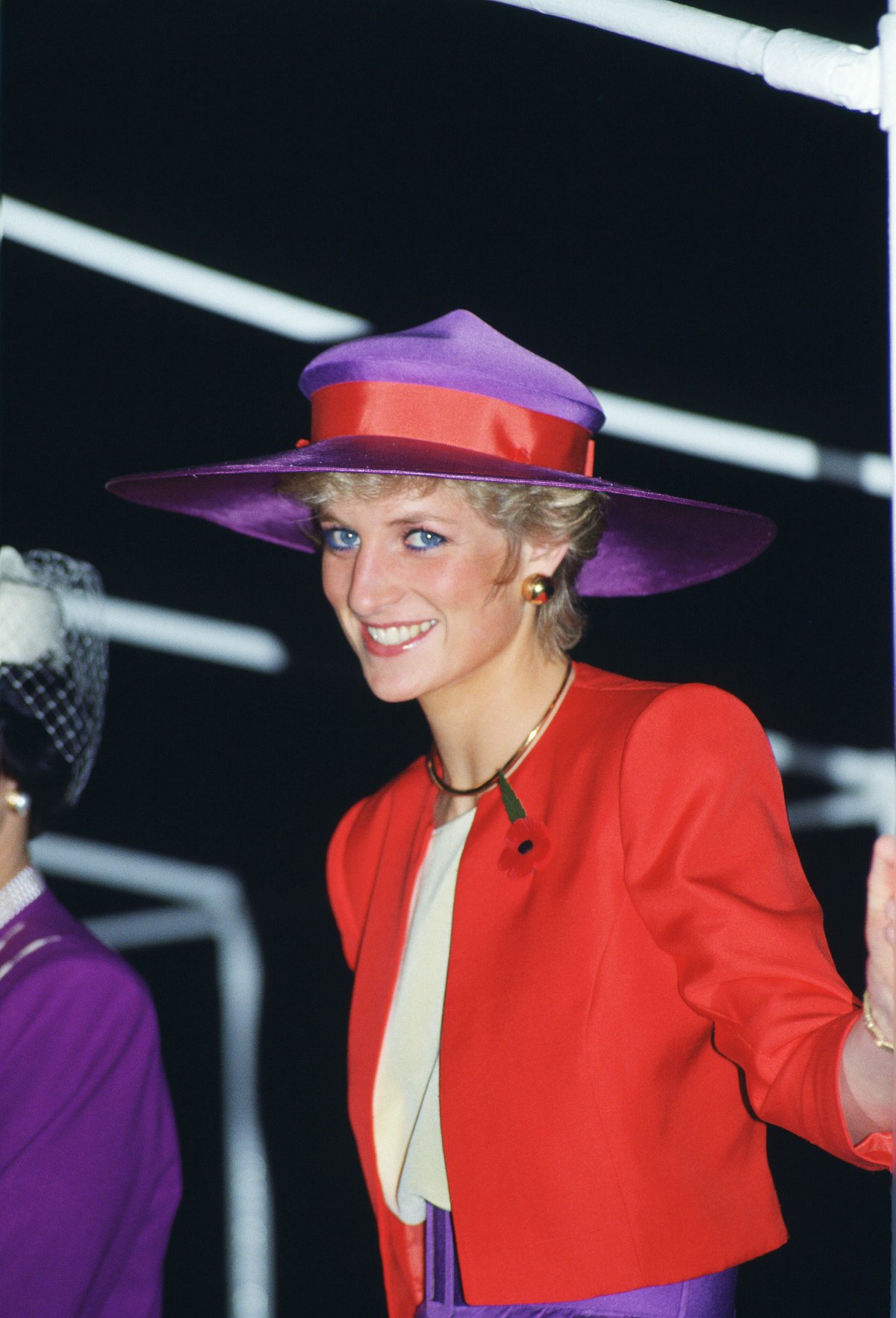 Princezna Diana červeno fialové kombinaci z roku 1989.