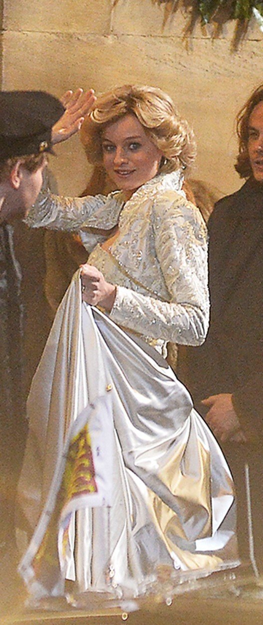Emma Corrin jako Diana v seriálu The Crown/Koruna
