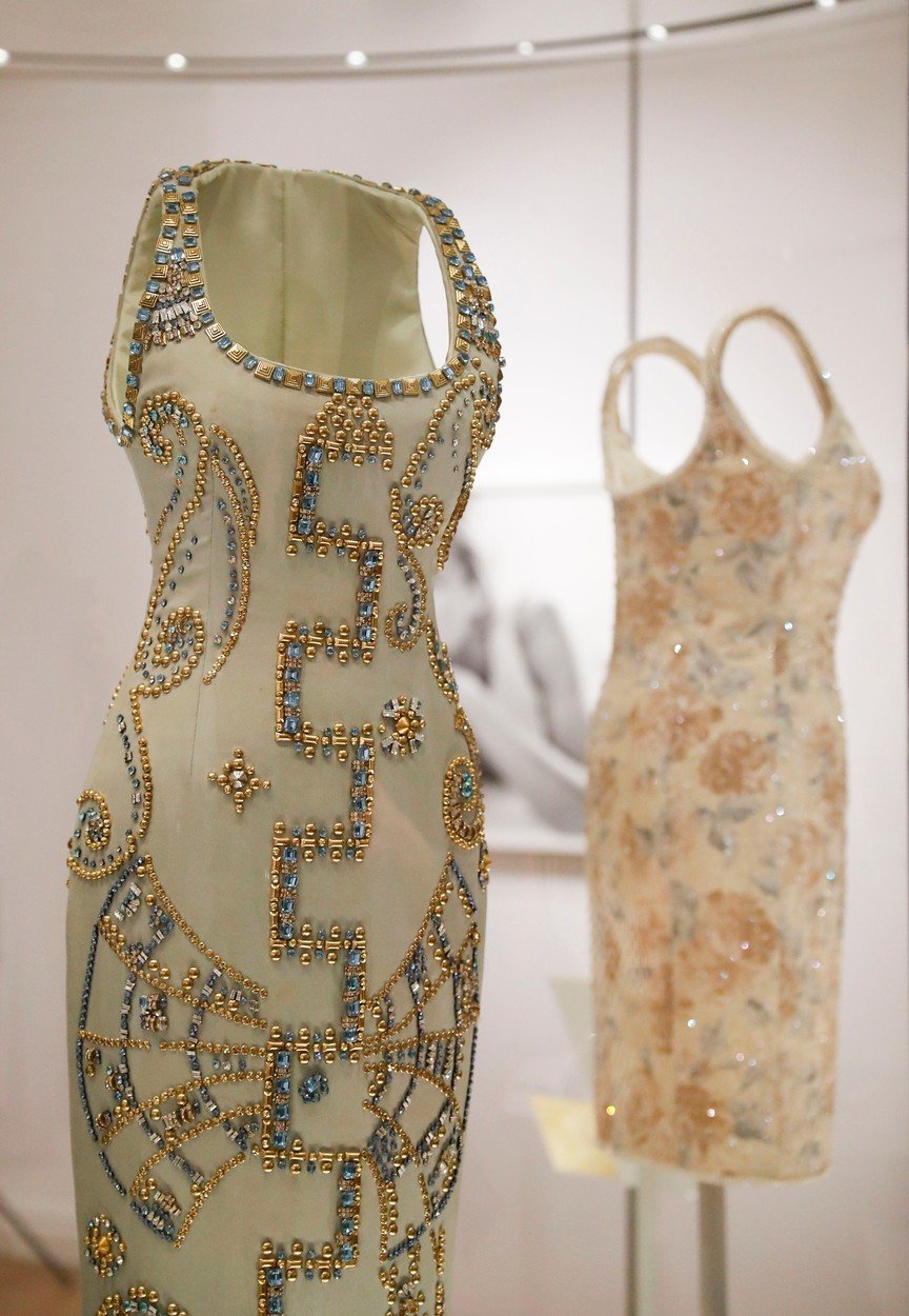 Šaty Versace, které Diana oblékla na focení pro Harper&#39;s Bazaar