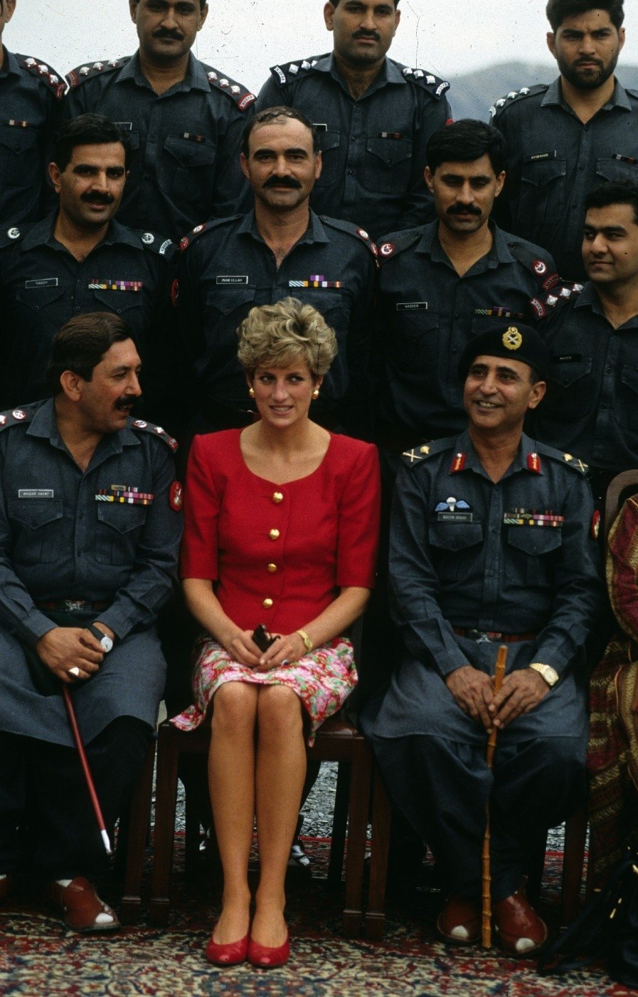 Diana na fotce s pákistánskými vojáky z září 1991