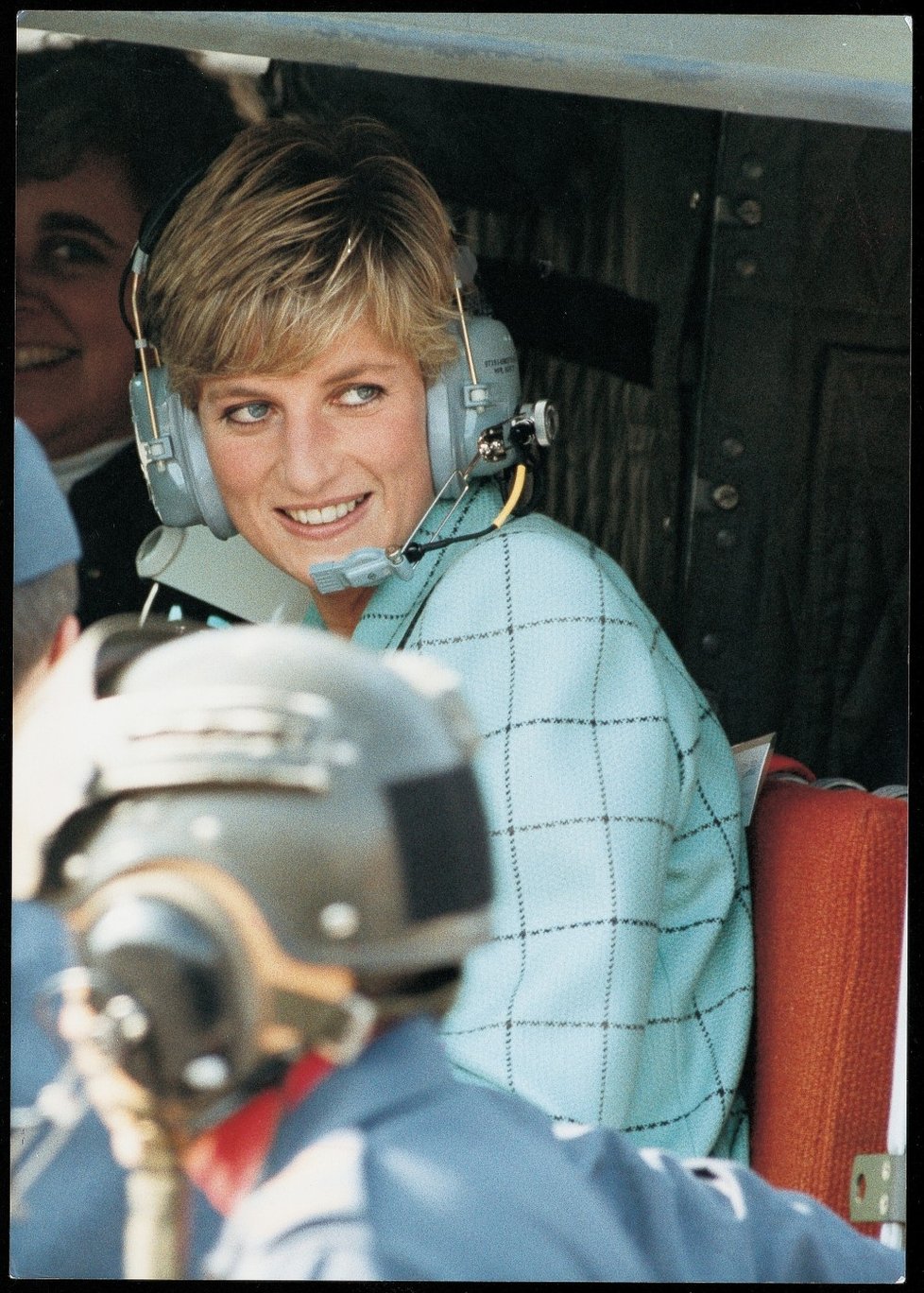 Diana při návštěvě Kanady zkusila let ve vrtulníku.