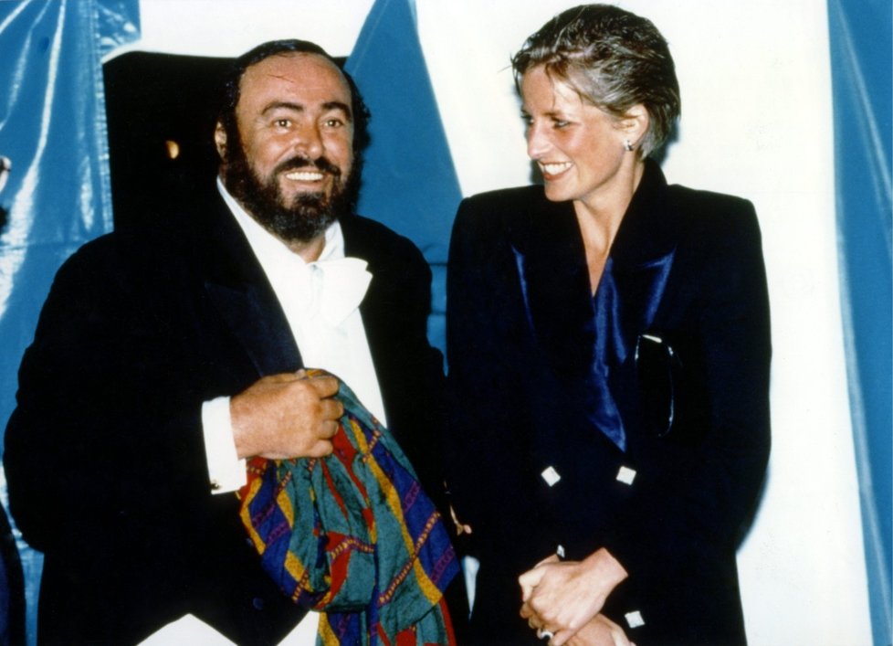 Princezna Diana s operním pěvcem Lucianem Pavarottim po jeho koncertu v Londýně v červenci roku 1991