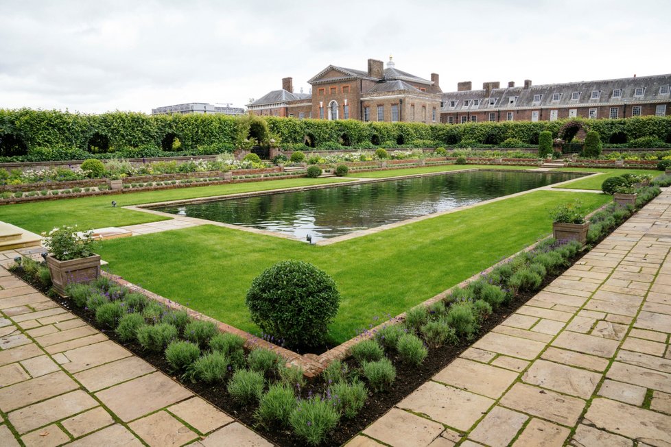Zahrady Kensingtonského paláce, kde je socha princezny Diany umístěná.