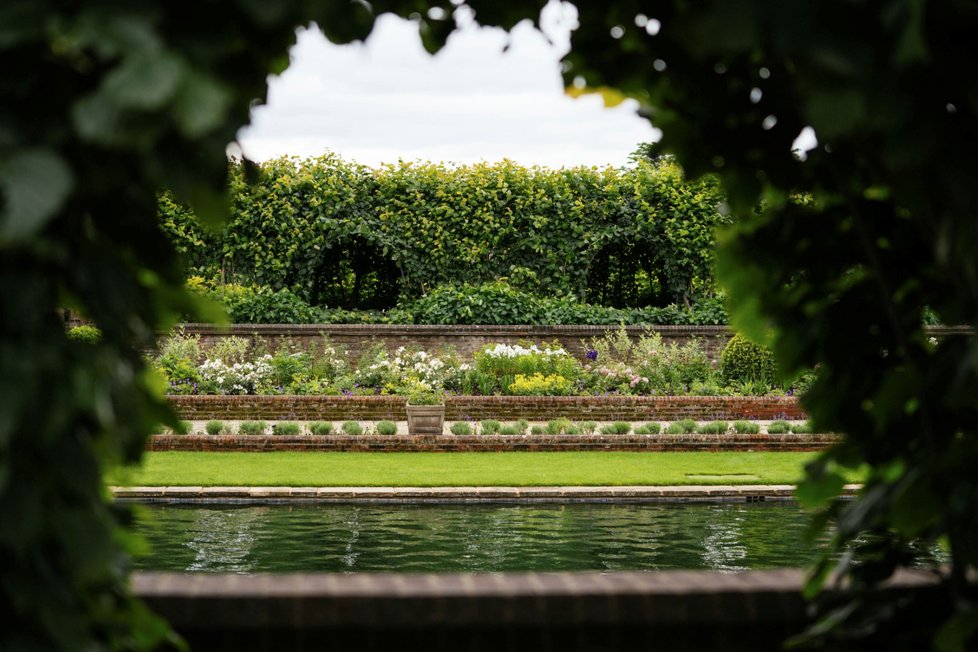 Zahrady Kensingtonského paláce, kde je socha princezny Diany umístěná