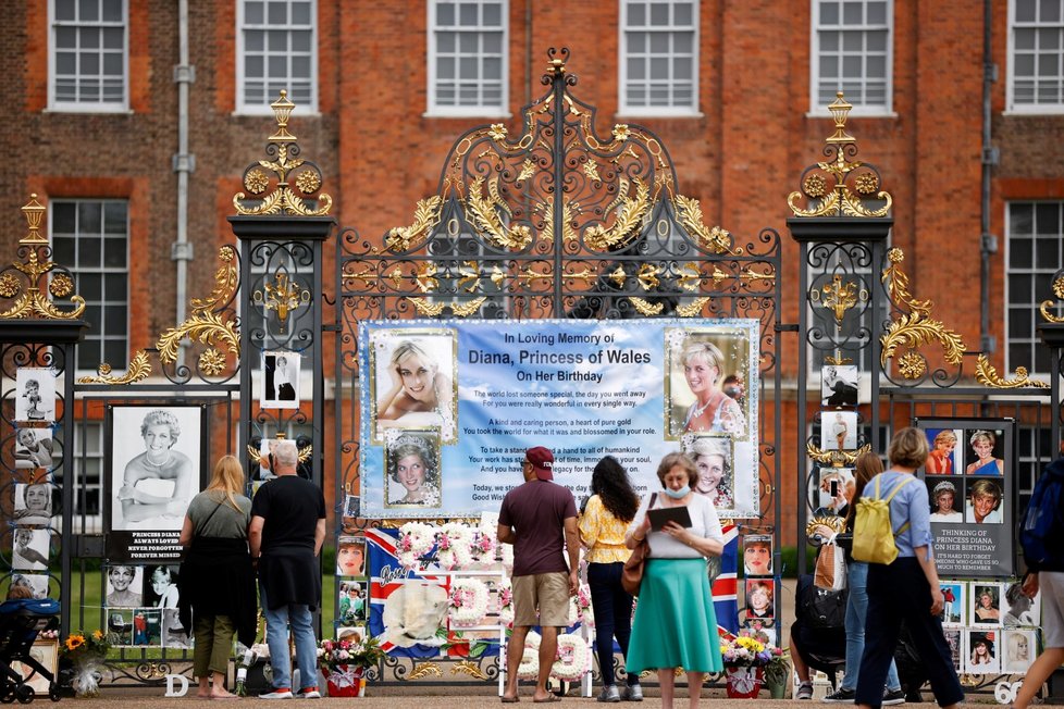Prostor před Kensingtonským palácem zaplnily upomínkové předměty a přání k nedožitým 60. narozeninám princezny Diany.
