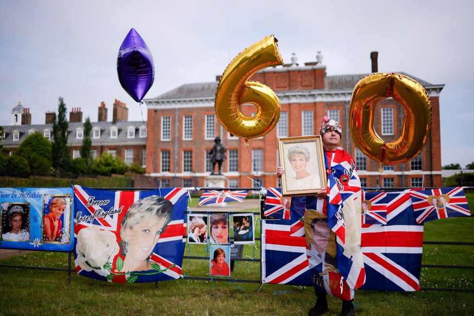 Prostor před Kensingtonským palácem zaplnily upomínkové předměty a přání k nedožitým 60. narozeninám princezny Diany.