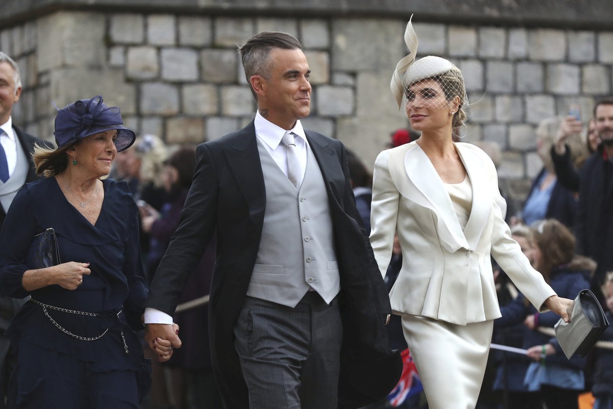 Robbie William s manželkou na svatbě princezny Eugenie