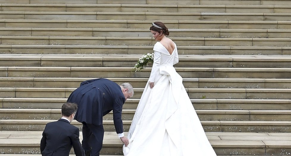 Princezna Eugenie měla po cestě k oltáři opakovaně problémy s dlouhatánskou vlečkou.