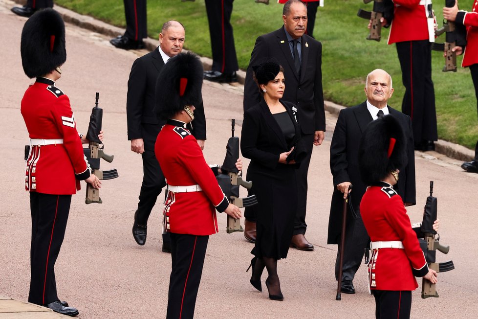 Jordánská princezna Hajá bint al-Hussajn na pohřbu královny Alžběty II. Doprovázela dalšího jordánského šlechtice, prince Hassana bin Talála.