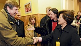 Princezna se  setkala i s hercem Václavem Vydrou, za ní je její průvodkyně Renata Sabongui