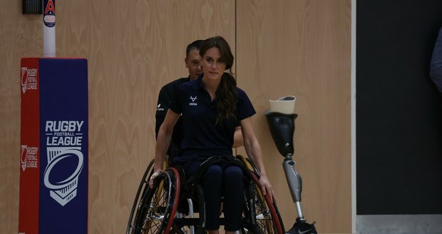 Princezna Kate z Walesu si vyzkoušela, jaké to je pohybovat se na invalidním vozíku.