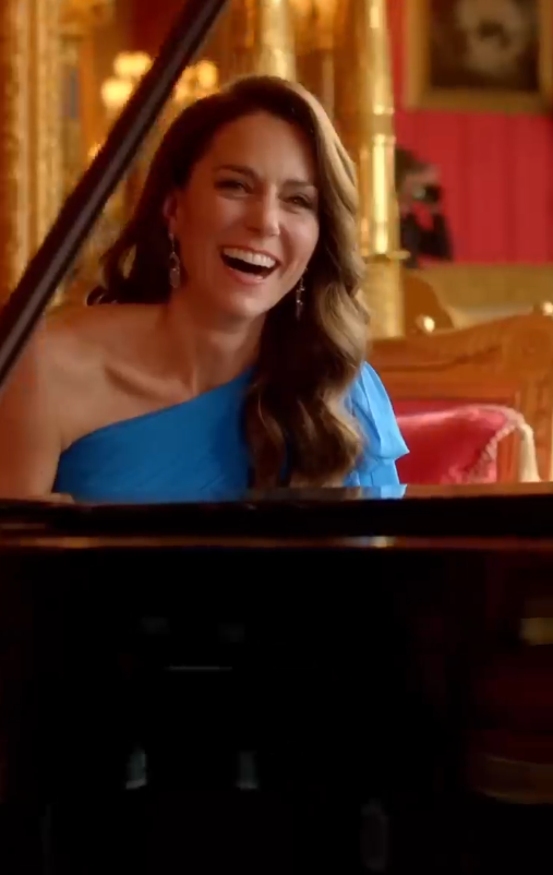 Kate se do spotu pro Eurovizi nechala natočit, jak hraje na klavír.