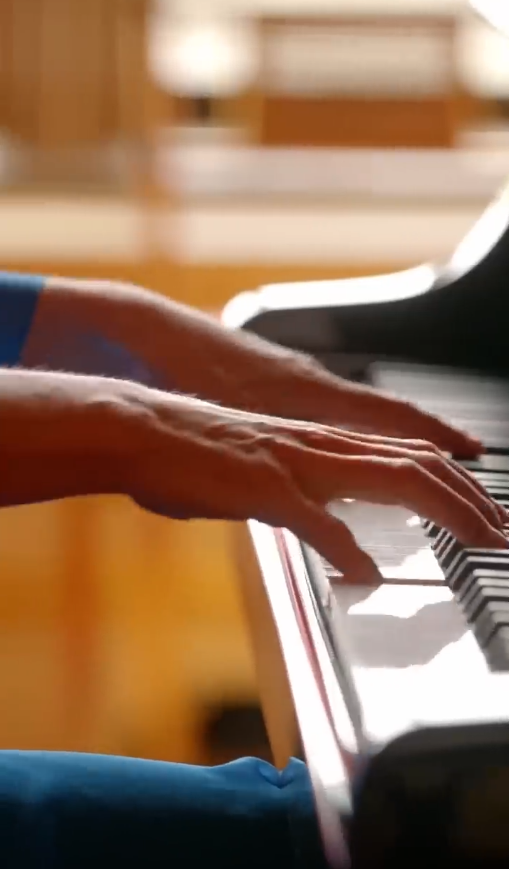 Kate se do spotu pro Eurovizi nechala natočit, jak hraje na klavír.