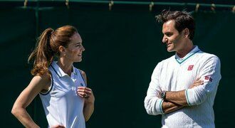 Princezna Kate a Roger Federer představují, jak vypadá práce tenisového sběrače míčků