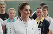 Princezna z Walesu společně s tenisovou legendou Rogerem Federerem představili, co to znamená být takzvaný “Ball Boy / Girl” na nejslavnějším turnaji světa. Princezna z Walesu společně s tenisovou legendou Rogerem Federerem představili, co to znamená být takzvaný “Ball Boy / Girl” na nejslavnějším turnaji světa.