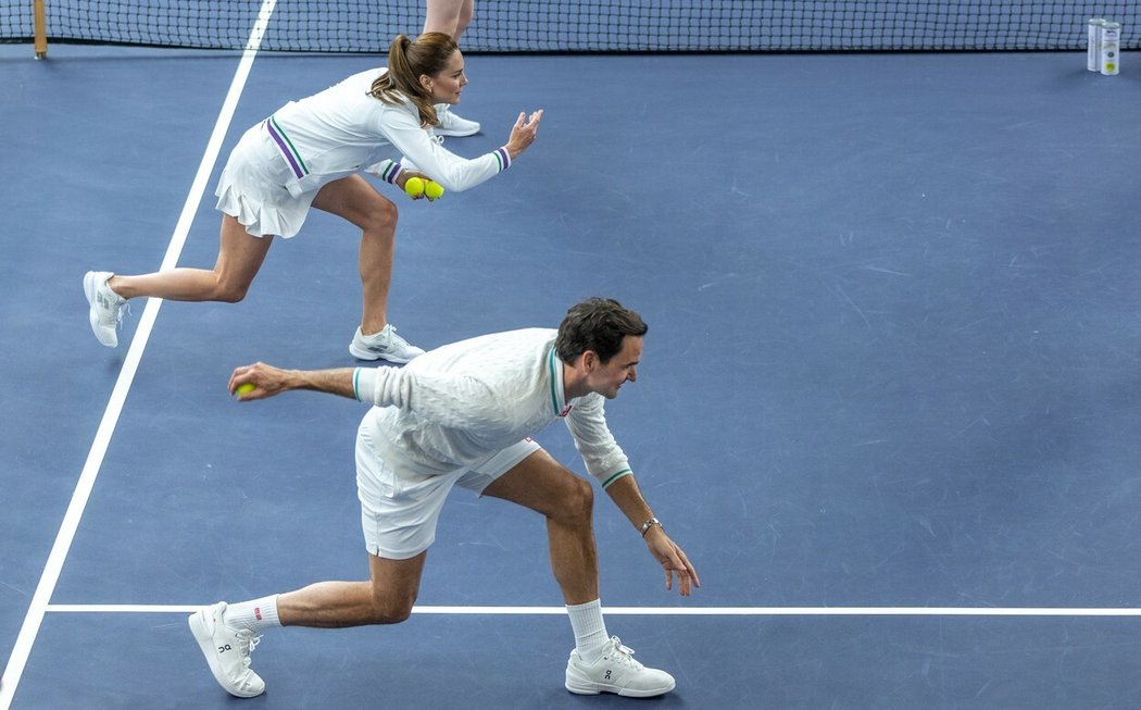 Princezna Kate a Roger Federer představují, jak vypadá práce tenisového sběrače míčků na slavném Wimbledonu.