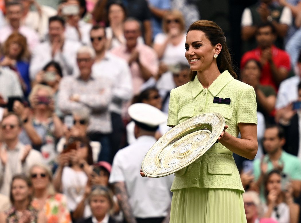 Princezna Kate při předávání trofeje pro vítězku Wimbledonu