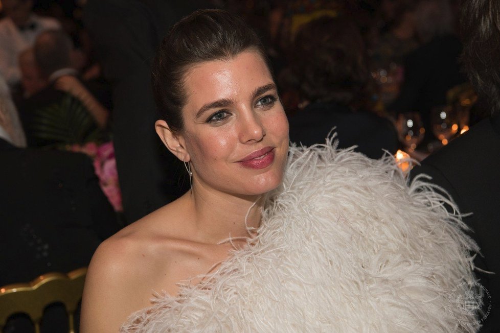 Charlotte Casiraghi je monacká princezna a vnučka Grace Kelly. Má syna s hercem, se kterým nebyla ani vdaná, a již spolu nežijí.