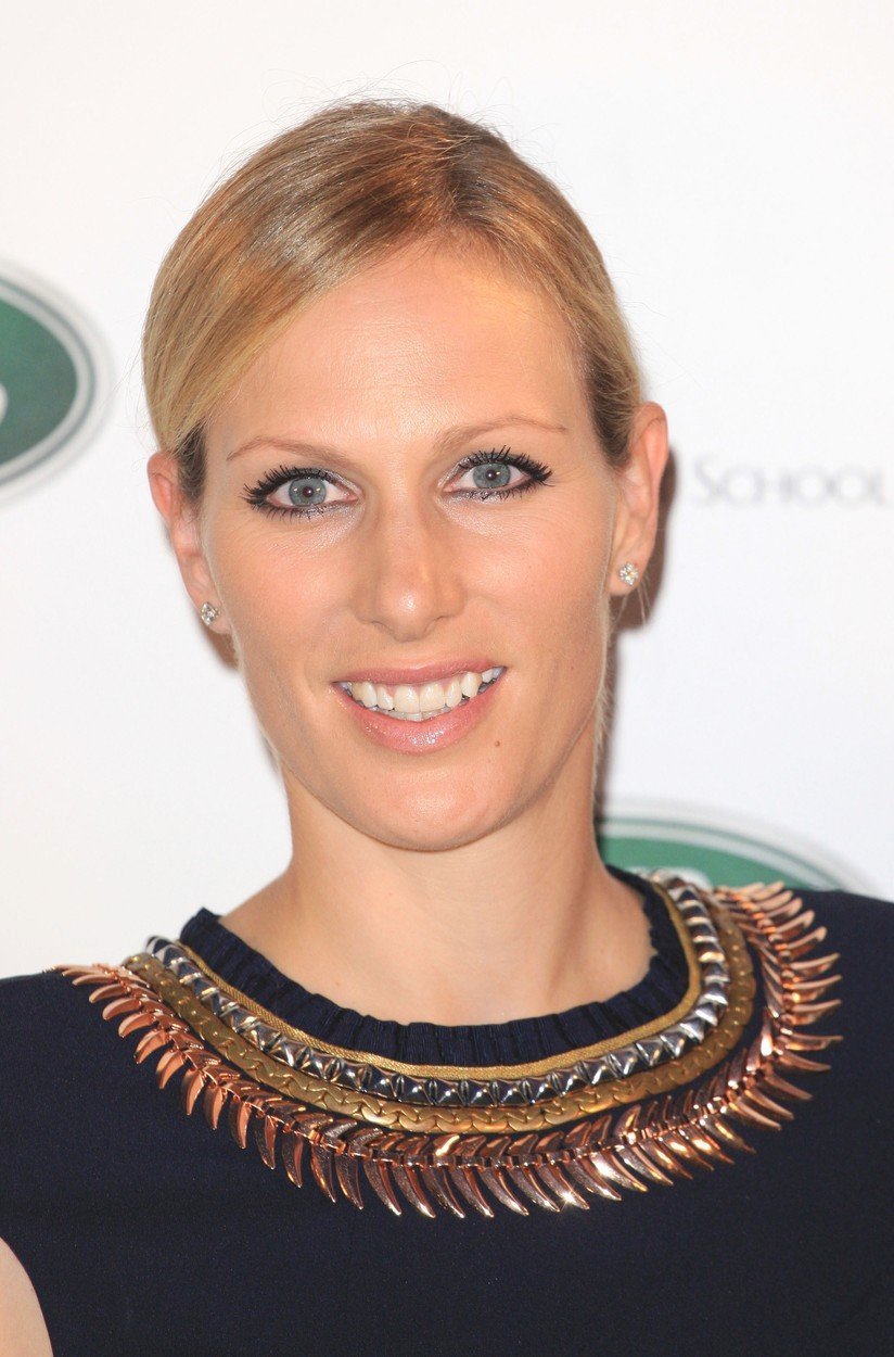 Vnučka královny Alžběty Zara Tindall vyhrála v roce 2012 stříbrnou medaili na Olympiádě v jezdecké disciplíně. Jejím mužem je bývalý hráč rugby Mike Tindall.