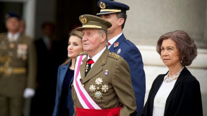 Princezna Letizia, princ Felipe (v pozadí), král Juan Carlos a královna Sofia.
