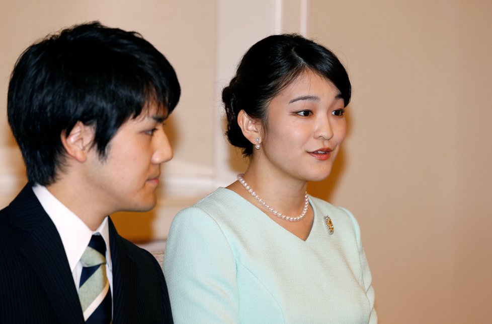 Princezna Mako se svým milým Keiem Komurou před novináři.