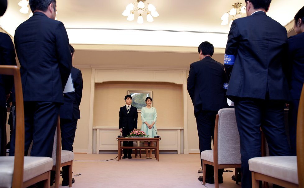 Princezna Mako se svým milým Keiem Komurou před novináři