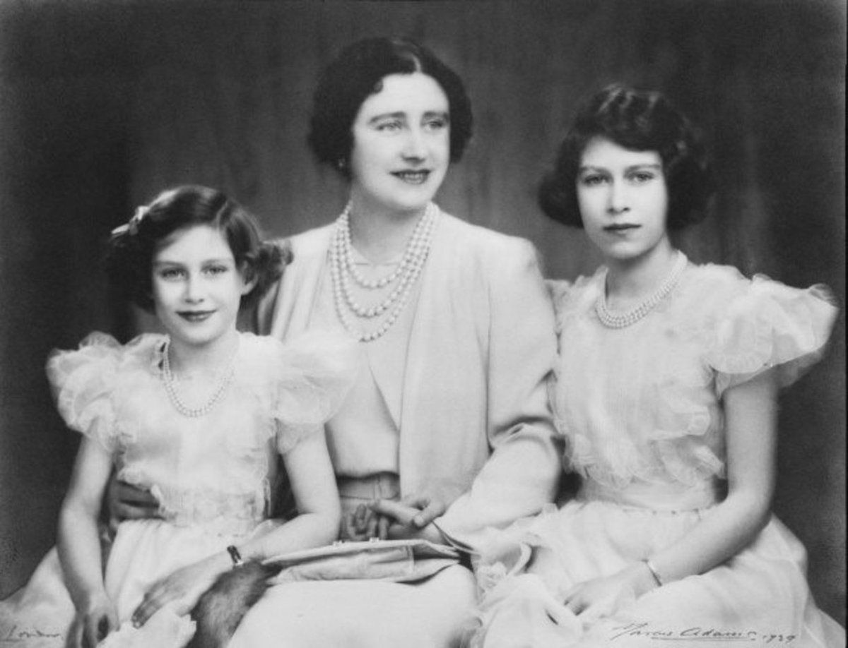 Malá Alžběta II. a mladší sestra princezna Margaret s maminkou Alžbětou.