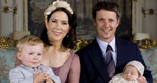 Princezna Mary s manželem, synem Christianem a dcerkou Isabellou.