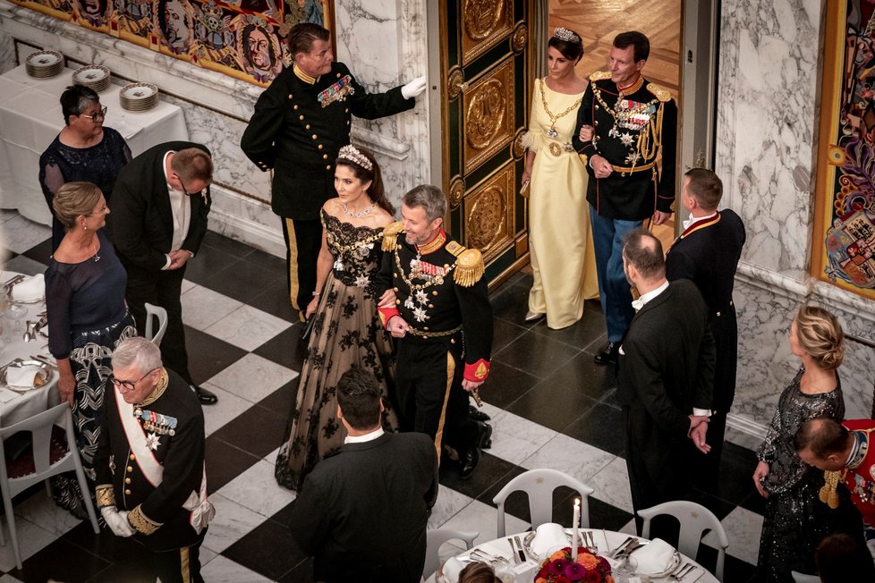 Dánský korunní princ Frederik a korunní princezna Mary během oslav 50. výročí nástupu dánské královny na trůn