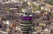 Aby toho nebylo málo, tak narození královské dcerky oslavují i památk y. Tak např. slavný londýnský Tower Bridge se na počest princezny zbarvil do růžova a BT Tower, která je vidět v Londýně na míle daleko, na obrazovce vysílala: »Je to holka!«