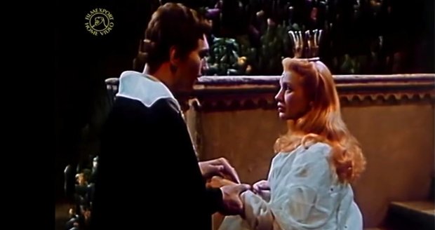 Josef Zíma a Marie Kyselková jako princ Radovan a princezna Lada v pohádce Princezna se zlatou hvězdou. Před touto scénou Zíma oslavoval narození dcery.