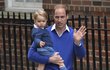 2015: Historie se opakuje. Princ William nese do stejné nemocnice synka George, aby mu představil sestřičku.