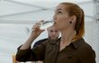 Alkohol ve filmu nahrazovali čajem a šťávou. Alkohol ve filmu nahrazovali čajem a šťávou.
