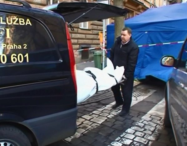 Pohřební služba odváží tělo Petra S., první oběti v Lužické ulici.