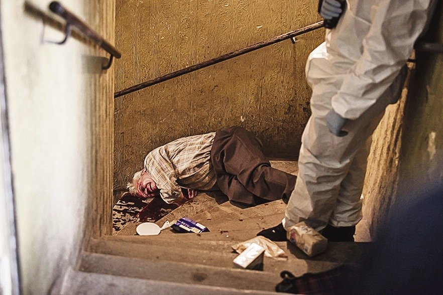 V »Případech« ležel muž na schodech...