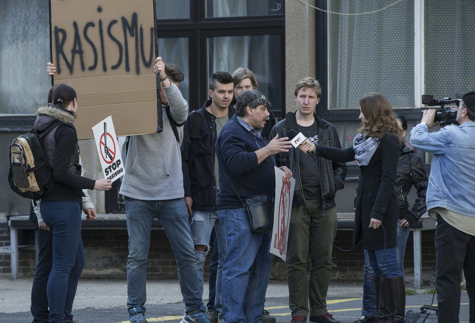 Tvůrci seriálu natočili i demonstraci proti rasismu.