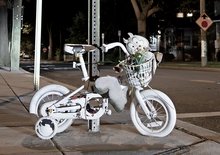 Bílé kolo duchů se už objevilo i v Praze. Připomíná, že na silnicích nejsme sami