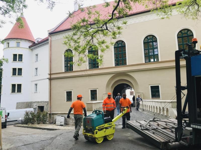 Přípravy na svatbu Rytmuse a Jasminy jsou v plném proudu. U zámečku vznikla nová cesta.