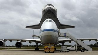 Raketoplán Discovery letí naposledy – jako "pasažér"