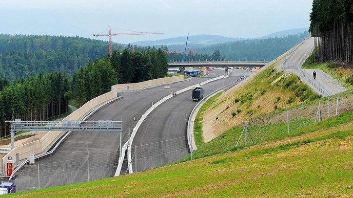 U rakouského Freistadtu, 15 kilometrů od státní hranice, je připravena rychlostní silnice S10 do Lince a čeká na napojení na českou D3.