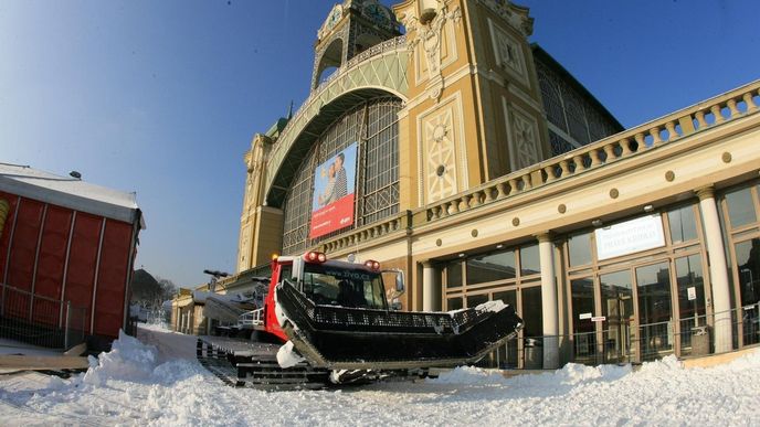 Přípravy na lyžování před Průmyslovým palácem pod taktovkou společnosti E.ON