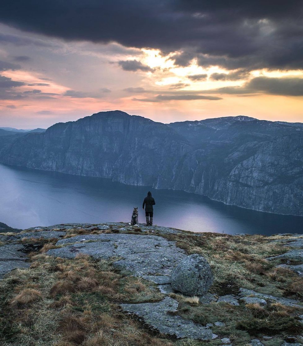 Tahle dvojice cestovatelů je k sežrání! Jejich fotky z přírody jsou hitem instagramu