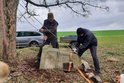 Netradiční koníček má revírník Ludvík Poláček (55) z Teplé na Chebsku. Nejen že se stará o tamní lesy, ale s kamarády zachraňuje zničené pomníky, boží muka a kříže.