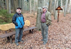 Antonín Szkandera (86, vpravo) a Janem Czepiecem a vlastnoručně vyrobenou lavičkou v lese.