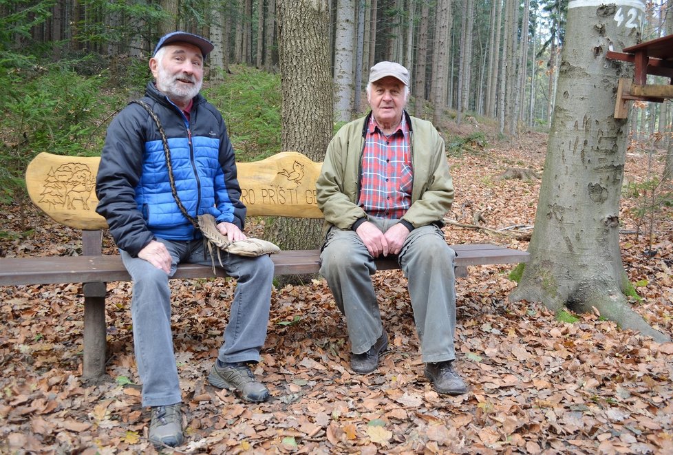 Antonín Szkandera (86, vpravo) a Janem Czepiecem a vlastnoručně vyrobenou lavičkou v lese.
