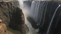 Viktoriiny vodopády v jižní Africe na řece Zambezi na hranicích mezi Zambií a Zimbabwe jsou jedny z největších na světě.  Jejich šířka je 1800 m, výška 120 metrů